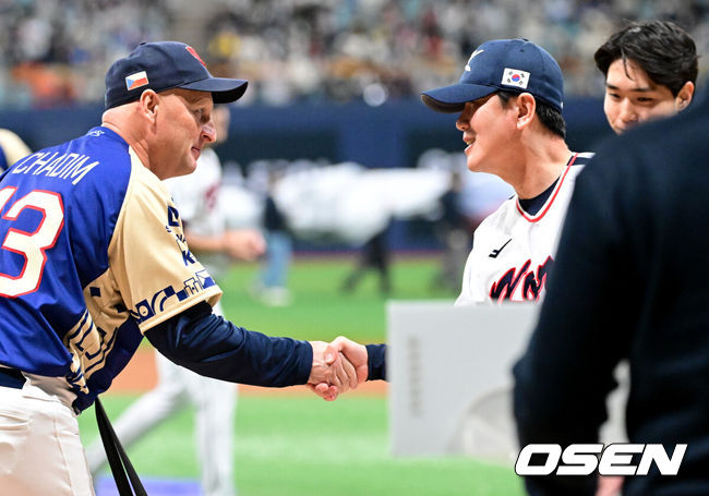 [OSEN=고척, 조은정 기자]8일 서울 구로구 고척스카이돔에서 ‘2025 NAVER K-BASEBALL SERIES’ 대한민국 야구 대표팀과 체코 야구 대표팀의 경기가 열렸다.한국은8일과 9일 2025 K-베이스볼 시리즈 체코 대표팀과의 2경기를 시작으로15일과 16일 양일에 걸쳐 도쿄돔에서 일본 대표팀과 2경기를 치른다.경기 전 체코 파벨 하딤 감독과 한국 류지현 감독이 악수를 나누고 있다. 2025.11.08 /cej@osen.co.kr