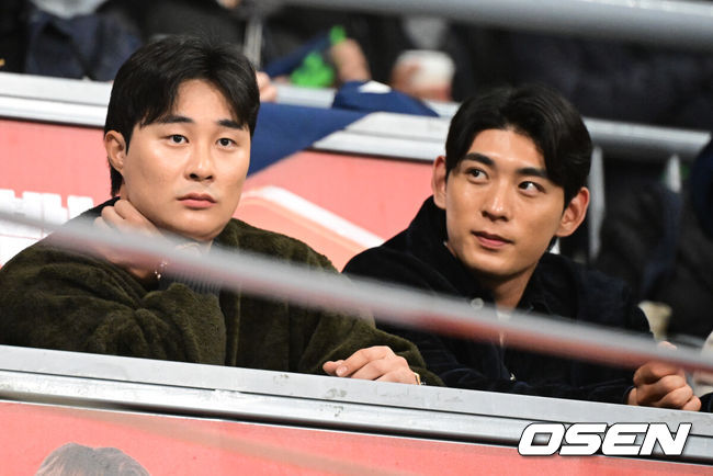 [OSEN=고척, 조은정 기자]8일 서울 구로구 고척스카이돔에서 ‘2025 NAVER K-BASEBALL SERIES’ 대한민국 야구 대표팀과 체코 야구 대표팀의 경기가 열렸다.한국은8일과 9일 2025 K-베이스볼 시리즈 체코 대표팀과의 2경기를 시작으로15일과 16일 양일에 걸쳐 도쿄돔에서 일본 대표팀과 2경기를 치른다.애틀랜타 브레이브스 김하성, 샌프란시스코 자이언츠 이정후가 경기를 지켜보고 있다. 2025.11.08 /cej@osen.co.kr