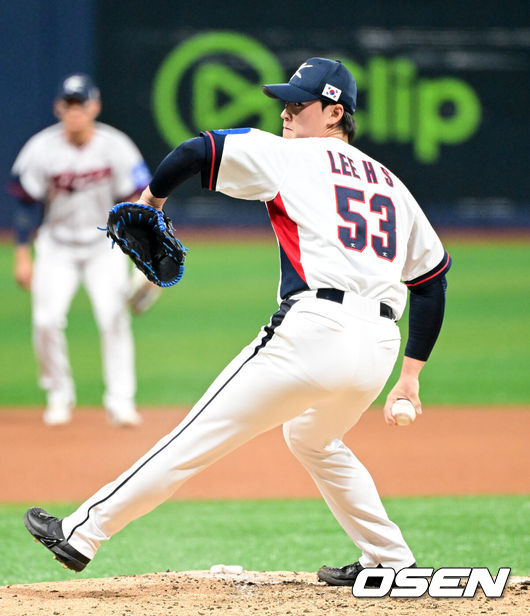 [OSEN=고척, 조은정 기자]8일 서울 구로구 고척스카이돔에서 ‘2025 NAVER K-BASEBALL SERIES’ 대한민국 야구 대표팀과 체코 야구 대표팀의 경기가 열렸다.한국은8일과 9일 2025 K-베이스볼 시리즈 체코 대표팀과의 2경기를 시작으로15일과 16일 양일에 걸쳐 도쿄돔에서 일본 대표팀과 2경기를 치른다.6회초 한국 이호성이 역투하고 있다. 2025.11.08 /cej@osen.co.kr