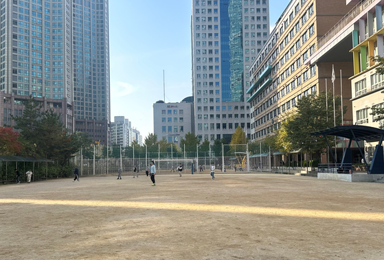 지난 5일 서울 A초등학교 운동장에서 학생들이 축구를 하고 있는 모습. 이날 학교 앞에서 만난 학생들은 ″운동장이 좁아 발야구나 축구 등을 하다보면 공이 울타리에 부딪히거나, 울타리 밖 차도까지 나가는 일이 자주 있다″고 말했다. 독자제공