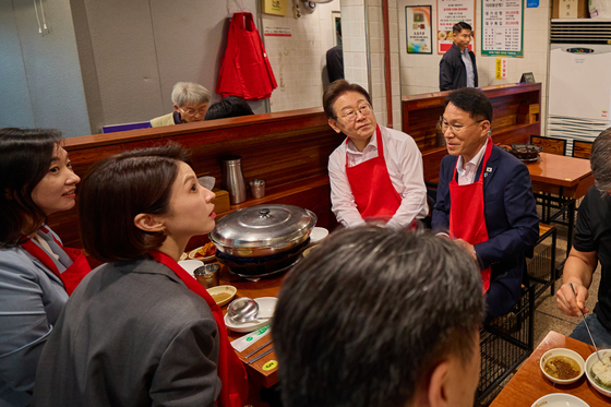 이재명 대통령이 6월 26일 오후 서울 용산 대통령실 앞 대구탕 집에서 직원들과 함께 점심식사를 하고 있다. 맨 좌측부터 전은수 부대변인, 안귀령 부대변인, 황인권 경호처장, 그리고 이재명 대통령. 2025.06.26.