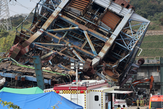 7일 오후 울산 남구 동서발전 울산화력발전소 보일러 타워 붕괴현장에서 소방대원이 매몰자 수색 및 구조작업을 벌이고 있다. 뉴스1