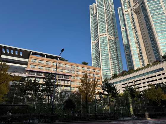 서울 A 초등학교. 교육특구에 위치한 A학교의 전교생은 1600명이지만, 학교 부지가 좁아 운동장 면적은 가로 55m, 세로 25m에 불과하다. 대부분 체육활동은 실내체육관에서 이뤄진다. 운동장은 인도와 편도 6차선 도로와 맞닿아 있어 사람키를 훌쩍 넘기는 높이의 철제 울타리로 둘러쌓여 있다. 이보람 기자