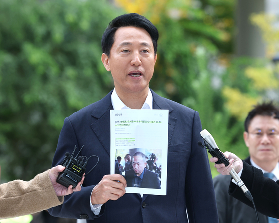 오세훈 서울시장은 8일 여론조사 비용 대납 의혹과 관련 김건희 특검팀에 출석했다. 이날 조사에선 명태균씨와의 대질 조사도 이뤄진다. 연합뉴스