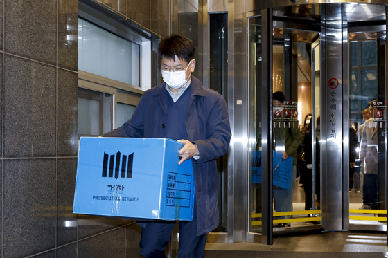 검찰은 지난 3월 여론조사 비용 대납의혹과 관련 오세훈 서울시장의 집무실 등을 압수수색했다. 연합뉴스