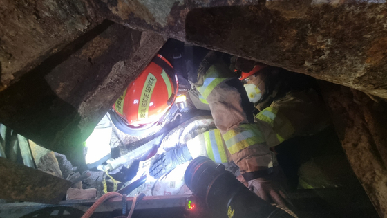 울산 화력발전소 붕괴된 타워 내부에서 구조활동을 하고 있는 부산 119특수대응단 특수구조대원들의 모습. 사진 부산119특수대응단