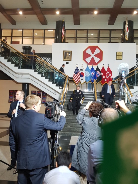 2017년11월 7일 도널드 트럼프 미국 대통령이 한국을 찾았을 때 미 해군 장교가 핵가방을 들고 수행하고 있다. 이철재 기자