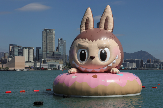 지난달 25일 홍콩 빅토리아항 인근에 팝마트의 라부부 대형 에어벌룬 조형물이 떠 있다. 로이터=연합뉴스