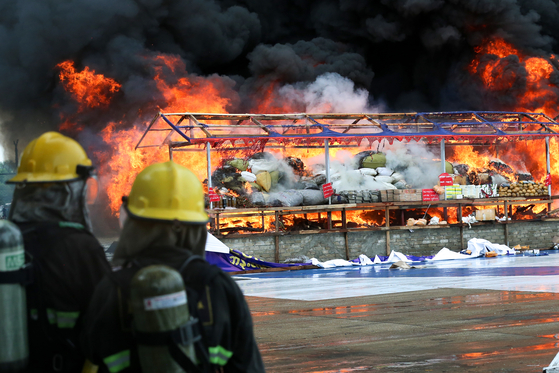 지난 6월 26일 세계 마약 남용 및 불법 밀매 반대의 날을 맞아 미얀마 양곤에서 압수된 마약을 소각하고 있다. 신화=연합뉴스