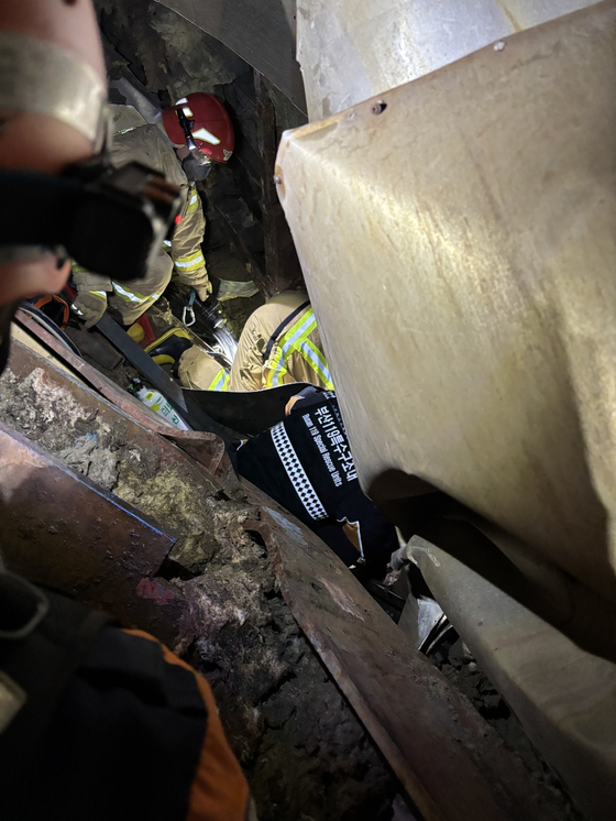 울산 화력발전소 붕괴된 타워 내부에서 구조활동을 하고 있는 부산 119특수대응단 특수구조대원들의 모습.부산119특수구조대 글씨가 적힌 잠바를 입고 있는 왼쪽 엉덩이 부분만 보이는 것이 정형호 대원이다. 사진 부산119특수대응단