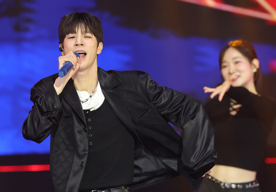 가수 정동원이 16일 오후 서울 마포구 상암동 SBS 프리즘타워에서 열린 SBS Life '더 트롯쇼'에 출연해 'Show up'을 선보이고 있다. 뉴스1