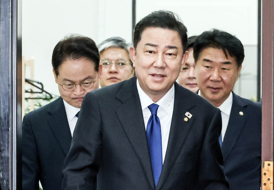 김병기 더불어민주당 원내대표(가운데)가 9일 오전 국회에서 열린 현안 관련 기자간담회에 참석하고 있다. 김성룡 기자