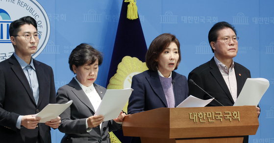 나경원, 송석준 등 국회 법제사법위원회 국민의힘 위원들이 9일 오전 국회 소통관에서 검찰의 대장동 항소포기 관련 기자회견을 하고 있다. 김성룡 기자