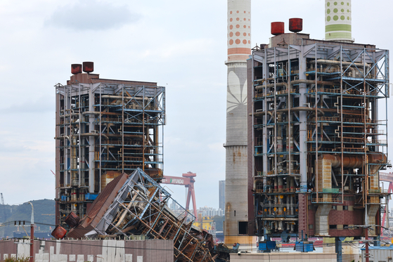 한국동서발전 울산발전본부 울산화력발전소 내 보일러 타워 붕괴 사고 사흘째인 8일 오전 발전소 내 붕괴한 기력 5호기 보일러 타워 양옆으로 4·6호기가 위태롭게 서 있다. 연합뉴스