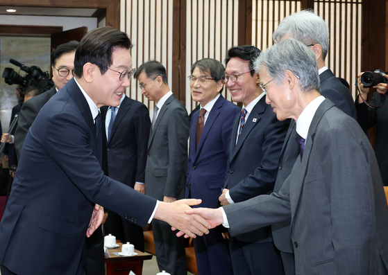 지난 4일 내년도 예산안 시정연설을 위해 국회를 방문한 이재명 대통령(왼쪽)이 국회의장접견실에서 열린 환담에서 조희대 대법원장(오른쪽)과 악수하고 있다. 국회사진기자단