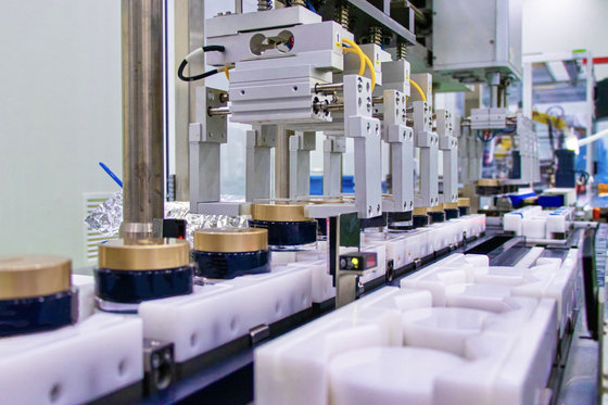 한국콜마 세종 공장에서 제품이 제조되고 있다. 사진 한국콜마