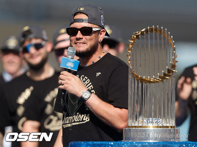 [사진] 미겔 로하스가 LA 다저스 우승 축하 퍼레이드에서 기뻐하고 있다. ⓒGettyimages(무단전재 및 재배포 금지)