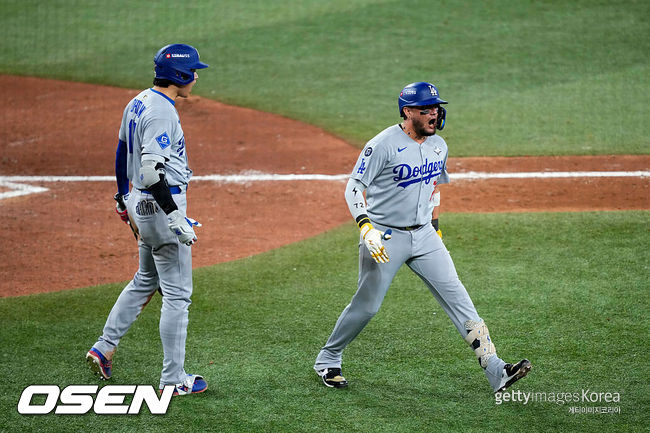 [사진] LA 다저스 미겔 로하스(오른쪽)가 월드시리즈 7차전 9회 동점 홈런을 친 뒤 오타니 쇼헤이와 기뻐하고 있다. ⓒGettyimages(무단전재 및 재배포 금지)
