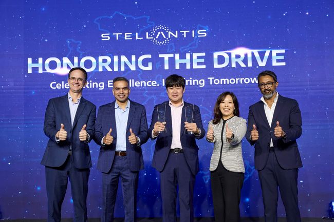 스텔란티스 IAP 딜러어워드에서 2관왕을 달성한 빅토리 김하근 대표(왼쪽에서 3번째)와 스텔란티스코리아 방실 대표(오른쪽에서 2번째)가 기념 촬영을 하고 있다. 