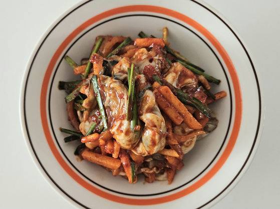 김장날 수육과 함께 또는 반찬으로도 잘 어울리는 굴무침. 사진 신혜원 