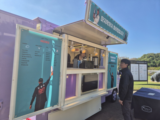 김재호가 첫 우승을 자축하며 투어 챔피언십 대회장에 들여 놓은 커피 트럭. 성호준 기자