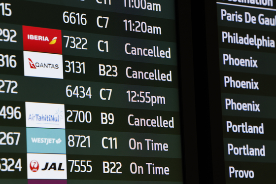  7일(현지시간) 미국 캘리포니아주 샌프란시스코 국제공항(SFO) 출발 전광판에 결항 편명이 표시돼 있다. 연방항공청(FAA)은 계속되는 연방정부 셧다운으로 인해 안전 조치의 일환으로 전국 주요 40개 공항의 항공 운항을 10% 줄이는 명령을 시행 중이다. EPA=연합뉴스