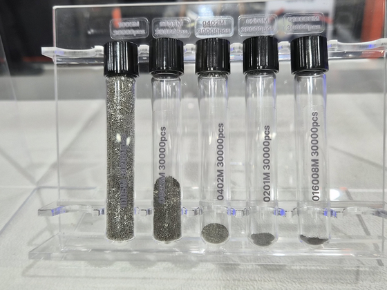 MLCC는 전기를 저장했다가 필요한 만큼 전기를 안정적으로 공급해 반도체가 원활하게 작동하도록 하는 부품이다. 각 병 한개에 3만개의 무라타제작소의 MLCC가 들어있다. 병에 들어있는 MLCC의 개수는 모두 3만개이지만, 최신 제품일 수록 부피와 무게는 작아진다. 박해리 기자