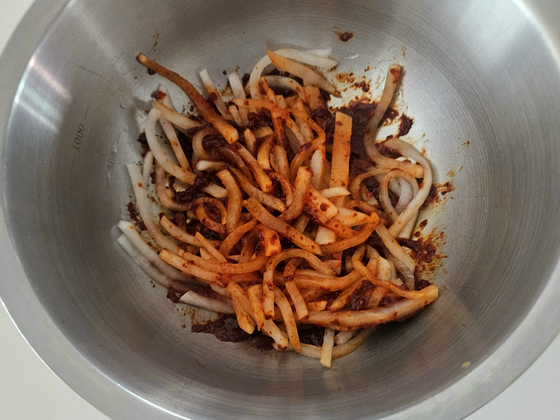 양념 재료를 섞어 10분 정도 불린 뒤 무를 넣어 버무린다. 굴은 먹기 직전에 넣어야 식감을 유지할 수 있다. 사진 신혜원