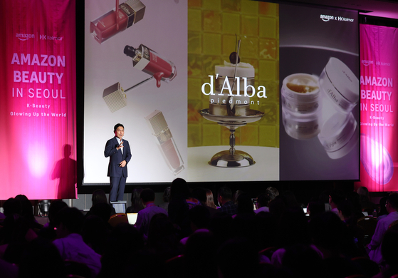 지난 9월 19일 서울 강남구 코엑스에서 열린 '아마존 뷰티 인 서울' 행사에서 윤상현 한국콜마 부회장이 'K뷰티 화장품 브랜드의 성공'을 주제로 강연하고 있다. 연합뉴스