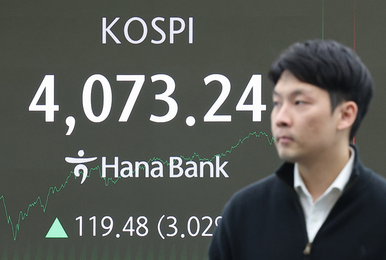 10일 오후 서울 중구 하나은행 본점 딜링룸 현황판에 코스피 지수가 표시돼 있다.   이날 코스피는 전 거래일보다 119.48포인트(3.02%) 오른 4073.24로 마감했다. 연합뉴스