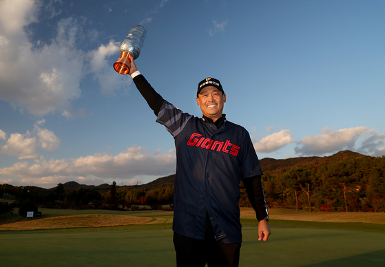 지난 2일 투어 프로 18년만에 렉서스 마스터스에서 우승한 김재호. 사진 KPGA