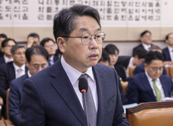 노만석 검찰총장 직무대행이 지난달 27일 서울 여의도 국회 법제사법위원회에서 열린 2025년 국정감사에서 기관 업무 보고를 하고 있다. 연합뉴스