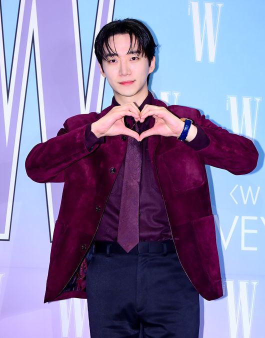 [OSEN=지형준 기자] 15일 서울 종로구 당주동 포시즌스 호텔 서울에서 더블유 코리아 제20회 유방암 인식 향상 캠페인 자선 포토 행사가 열렸다.이날 TXT 수빈, 고수, 고현정, 공명, 그레이, 김민하, 김세정, 김영광, 김영대, 김지석, 노상현, 노정의, 덱스, 르세라핌(채원, 카즈하), 몬스타엑스(형원, 셔누), 문소리, 바밍타이거, 박규영, 박은빈, 박재범, 방탄소년단 RM, 제이홉, 뷔, 변우석, 수현, 스트레이키즈(방찬, 승민), 아이들(미연, 민니, 소연, 슈화, 우기), 아이브 레이, 안유진, 장원영, 아일릿(윤아, 모카, 민주, 원희, 이로하), 에스파(카리나, 윈터, 지젤, 닝닝), 엔믹스(해원, 설윤), 엔하이픈(성훈, 제이크), 엔하이픈(정원), 엘리스, 올데이프로젝트(애니, 타잔, 베일리, 영서, 우찬), 우원재, 원지안, 이동휘, 이민호, 이수지, 이수혁, 이영애, 이유미, 이준혁, 이준호, 이채민, 임수정, 임지연, 있지(예지, 유나), 장윤주, 전소니, 전소미, 전여빈, 정려원, 정해인, 조유리, 추영우, 코드쿤스트, 크리스탈, 키키(지유, 이솔, 수이, 하음, 키야), 태양, 하정우, 화사, 효연 등이 참석했다.이준호가 포즈를 취하고 있다. 2025.10.15. /jpnews@osen.co.kr