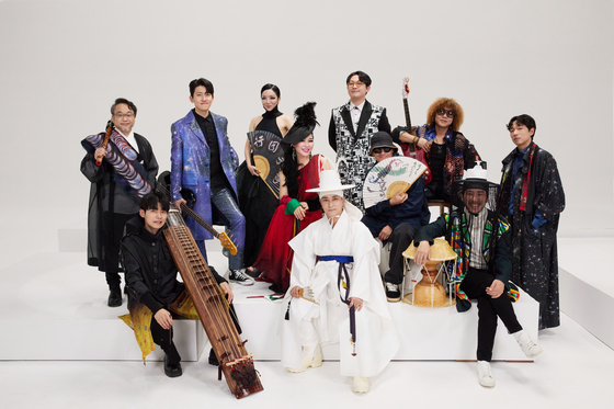 웅산(중간 빨간 드레스)이 직접 기획한 ‘스페이스 난장 프로젝트’의 멤버들. 이들은 지난 1월 국악과 재즈, 힙합, 현대 무용을 융합한 싱글앨범 ‘비나리’를 발표했다. [사진 제이피컴퍼니]