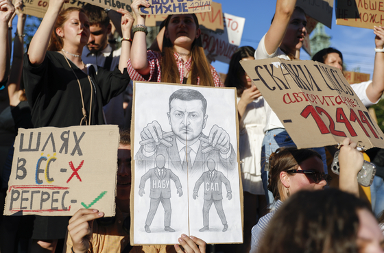 올해 7월 23일 우크라이나 서부 리비우에서 시민들이 우크라이나 반부패당국의 자치권 제한에 반대하는 시위에 참석하고 있다. EAP=연합뉴스