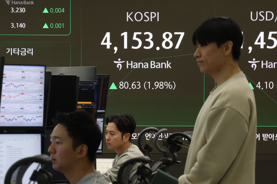 코스피가 상승 개장한 11일 오전 서울 중구 하나은행 본점 딜링룸 현황판에 코스피 지수가 전 거래일 대비 80.63포인트(1.98%)상승한 4,153.87에 거래되고 있다. 뉴스1