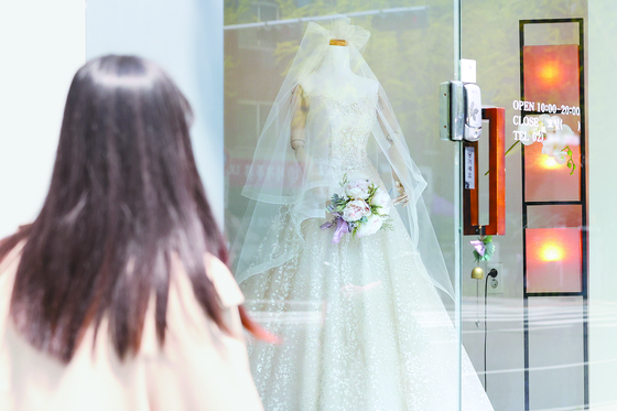 서울 마포구 아현 웨딩거리의 한 웨딩드레스 판매점에 웨딩 드레스가 전시되어있다. 연합뉴스