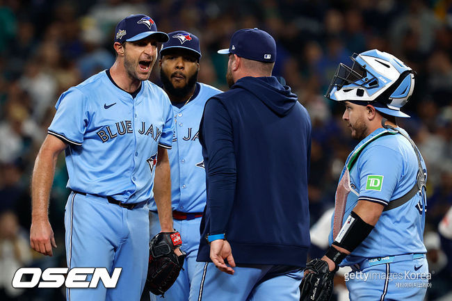 [사진] 토론토 맥스 슈어저(왼쪽)가 ALCS 4차전 5회 마운드에 올라온 존 슈나이더 감독에게 소리치며 교체를 거부하고 있다. ⓒGettyimages(무단전재 및 재배포 금지)