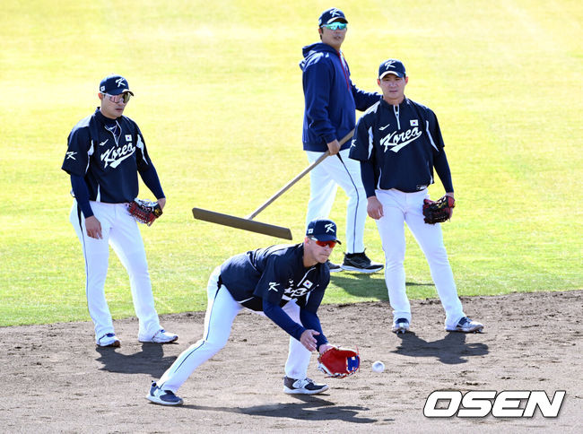 [OSEN=오사카, 손용호 기자] 5일 오사카 버팔로 스타디움에서 2023 WBC(월드베이스볼클래식) 에 참가한 한국 대표팀이 공식훈련을 가졌다.에드먼이 김하성 오지환과 함께 수비훈련을 하고 있다.2023.03.05/spjj@osen.co.kr