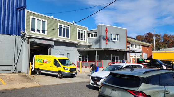 11일(현지시간) 오전 미국 워싱턴 인근 알링턴에 위치한 '알링턴 푸드 어시스턴스 센터(AFAC)'에 긴급 구호품을 받기 위한 사람들의 발길이 이어졌다. 미국의 셧다운 사태가 장기화되면서 정부의 SNAP(영양보충지원프로그램) 지원이 중단되면서 미국 인구의 8분의 1에 해당하는 4200만명이 당장 생계의 위협에 노출됐다는 분석이 나온다. 알링턴=강태화 특파원