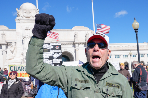재향군인의 날 기념식이 열린 11일(현지시간) 의회 앞에서 참전용사들이 시민들과 함께 트럼프 대통령에 반대하는 집회를 열고 있다. AP=연합뉴스
