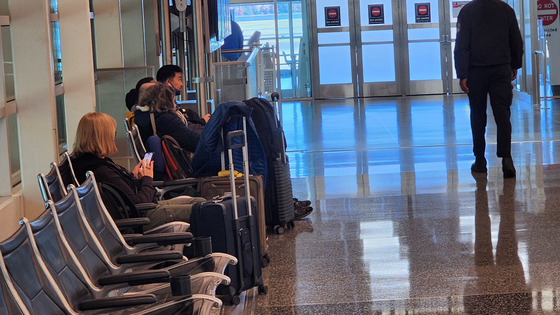 미국의 셧다운 사태가 42일째 이이진 11일(현지시간) 워싱턴 로널드 레이건 국제공항엔 무거기 결항 사태로 비행기가 취소돼 발길을 돌리는 승객들이 적지 않았다. 셧다운으로 항공관제사들은 이달부터 월급을 받지 못하면서 이날 미국 전역의 결항 비율이 6%를 넘어섰다. 알링턴=강태화 특파원