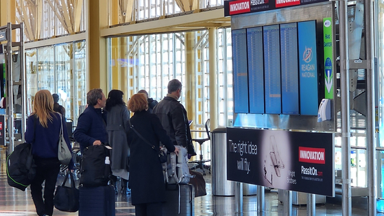 미국의 셧다운 사태가 42일째 이이진 11일(현지시간) 워싱턴 로널드 레이건 국제공항엔 무거기 결항 사태로 비행기가 취소돼 발길을 돌리는 승객들이 적지 않았다. 셧다운으로 항공관제사들은 이달부터 월급을 받지 못하면서 이날 미국 전역의 결항 비율이 6%를 넘어섰다. 알링턴=강태화 특파원