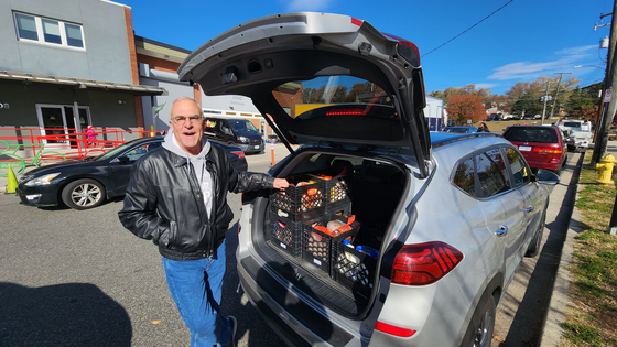 11일(현지시간) 오전 미국 워싱턴 인근 알링턴에 위치한 '알링턴 푸드 어시스턴스 센터(AFAC)'에 긴급 구호품을 받기 위한 사람들의 발길이 이어졌다. 자원봉사자 렌트 베일리는 "생존은 인권 문제라는 사실을 정치인들이 알아야 한다"고 강조했다. 알링턴=강태화 특파원