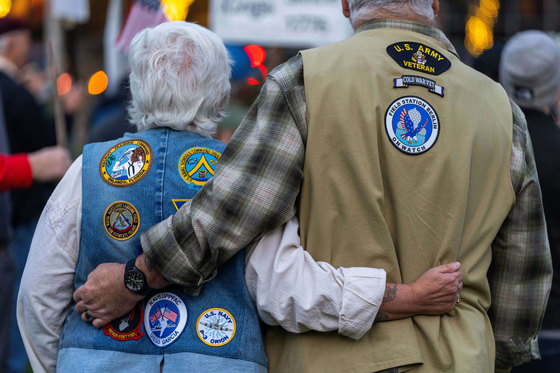 오리건주 포틀랜드에서 11일(현지시간) 열린 재향군인의 날 시위에 참가한 육군 참전용사 마이클 톰슨(오른쪽)과 해군 참전용사 바비 톰슨이 미국 이민세관집행국(ICE) 시설로 행진하고 있다. AP=연합뉴스