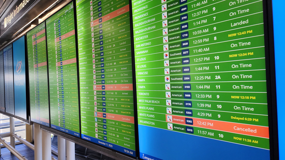 미국의 셧다운 사태가 42일째 이이진 11일(현지시간) 워싱턴 로널드 레이건 국제공항엔 무거기 결항 사태로 비행기가 취소돼 발길을 돌리는 승객들이 적지 않았다. 셧다운으로 항공관제사들은 이달부터 월급을 받지 못하면서 이날 미국 전역의 결항 비율이 6%를 넘어섰다. 알링턴=강태화 특파원