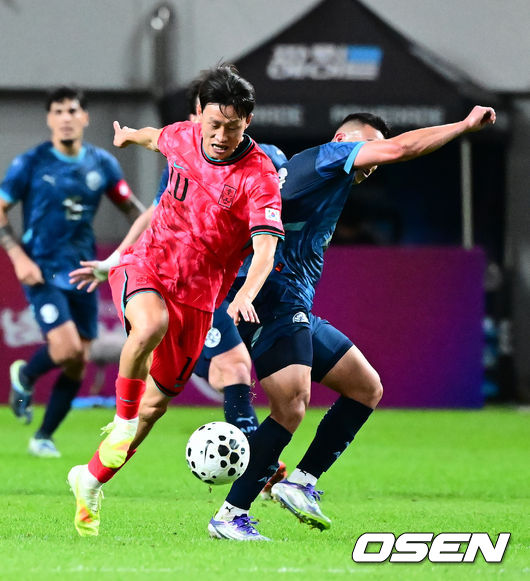 [OSEN=서울월드컵경기장, 지형준 기자]홍명보 감독이 이끄는 대한민국 대표팀과 파라과이의 A매치 평가전이 14일 오후 서울월드컵경기장에서 열렸다.'남미 강호' 파라과이는 지난 10일 일본 원정에서 2-2 무승부를 거두고 온 팀이다. 이번 경기는 홍명보호의 2026 북중미 월드컵 포트 배정을 두고도 중요한 일전이다.현재 한국은 오스트리아, 호주, 에콰도르와 치열한포트 2 막차 경쟁을 벌이고 있다.후반 한국 이재성이 드리블을 하고 있다. 2025.10.14. /jpnews@osen.co.kr