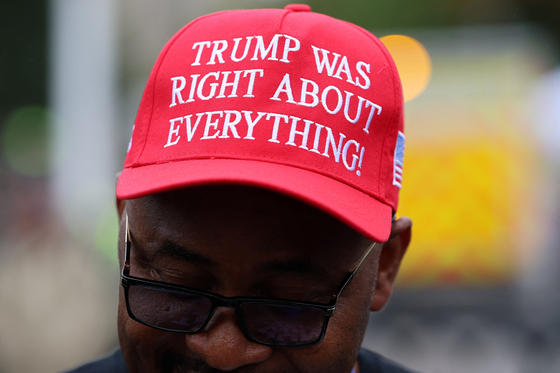 도널드 트럼프 미국 대통령의 지지자가 '트럼프는 모든 것에 대해 옳았다'고 적힌 모자를 쓰고 있다. 로이터=연합뉴스