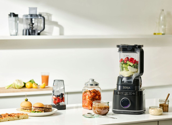 닌자 디텍트 파워 블렌더 프로 치킨 시스템은 단단한 식재료를 자동으로 채썰어 주는 것은 물론 반죽까지 가능해 김장뿐 아니라 다양한 요리에 활용할 수 있다. 사진 코스모앤컴퍼니 