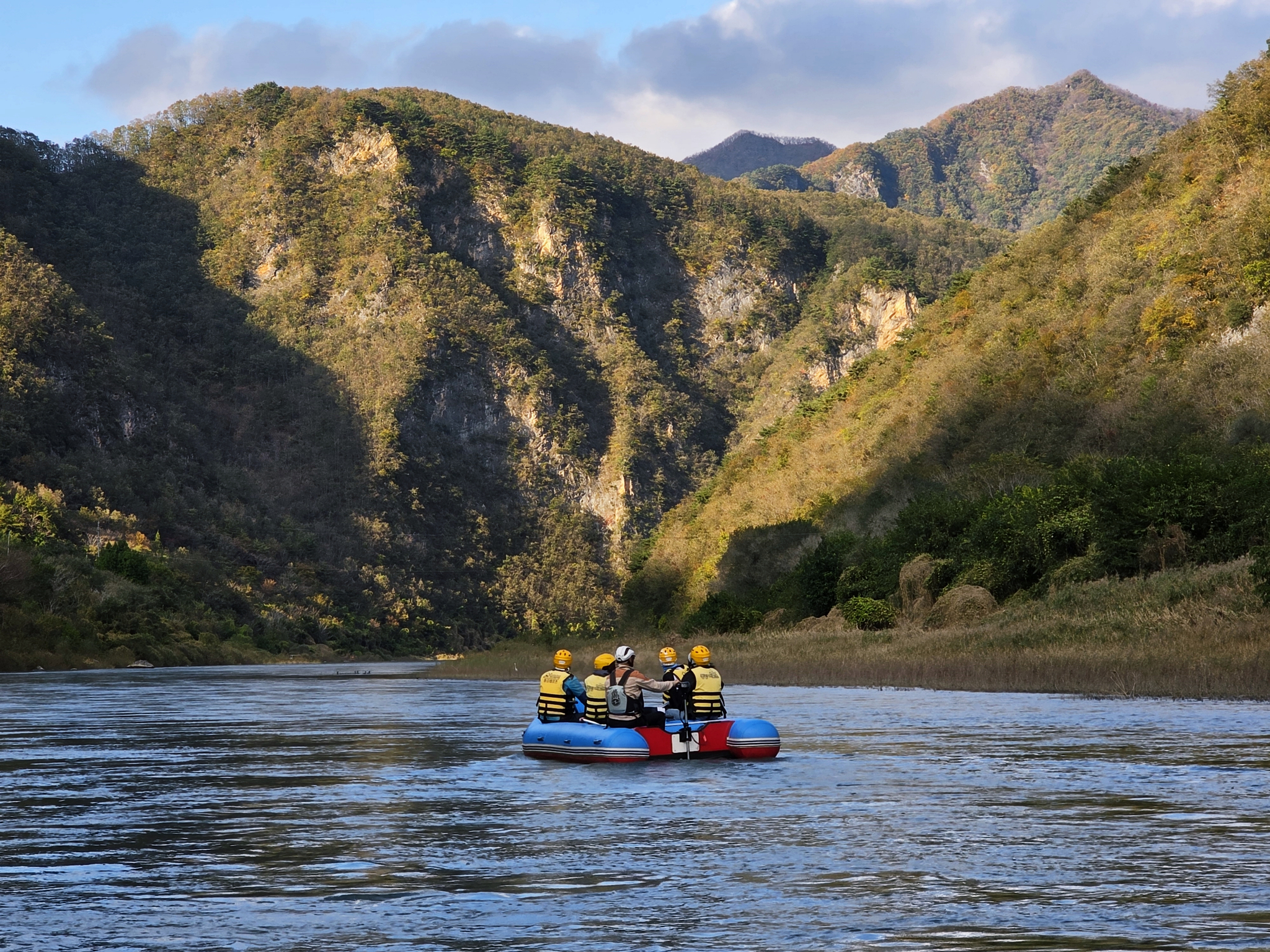 강원도 정선, 평창의 동강 일대를 둘러봤다. 슬로 보트 타고 유유자적 동강의 비경을 감상하는 맛이 일품이다. 